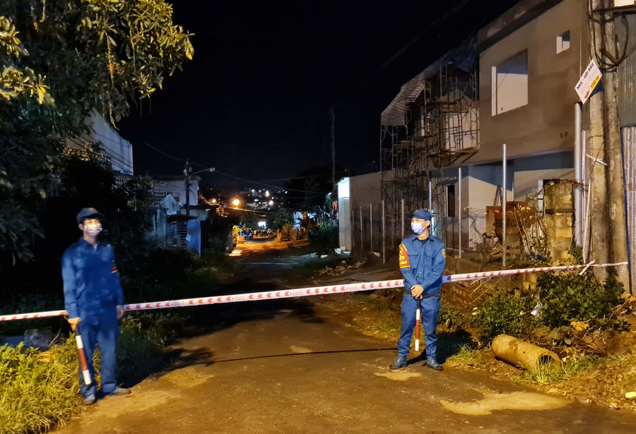  Phong tỏa tạm thời hẻm 17/12 Lê Đình Chinh, phường Hoa Lư, TP. Pleiku. Ảnh: Bá Bính
