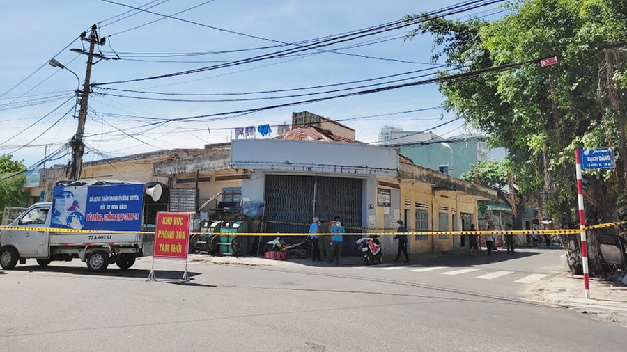 Đường vào khu vực có gia đình tài xế sinh sống đã bị phong tỏa. Ảnh: Bảo Thoa  Đường vào khu vực có gia đình tài xế sinh sống đã bị phong tỏa. Ảnh: Bảo Thoa