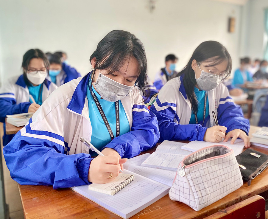 Với học sinh lớp 12, được đến trường học tập sẽ giúp các em thuận lợi chuẩn bị hành trang kiến thức cho năm học cuối cấp. Ảnh: Mộc Trà