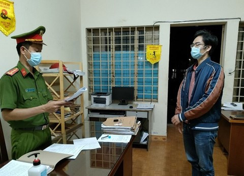  Công an huyện Đức Trọng thực hiện lệnh bắt tạm giam đối tượng. (Nguồn: congan.com.vn)