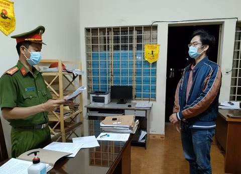 Công an huyện Đức Trọng thực hiện lệnh bắt tạm giam đối tượng. (Nguồn: congan.com.vn) Công an huyện Đức Trọng thực hiện lệnh bắt tạm giam đối tượng. (Nguồn: congan.com.vn)