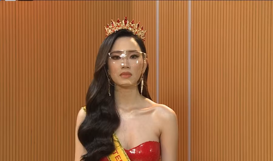 Trong buổi giao lưu với khán giả, người đẹp gốc Đắk Lắk xúc động khi nhắc đến gia đình và cho biết cô không được sự ủng hộ của ba mẹ khi tham gia đấu trường nhan sắc quốc tế này. 