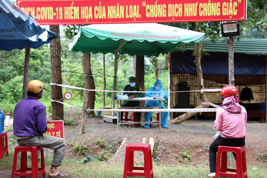 Người dân khai báo y tế tại Chốt kiểm soát phòng, chống dịch COVID-19 trên Quốc lộ 14C.