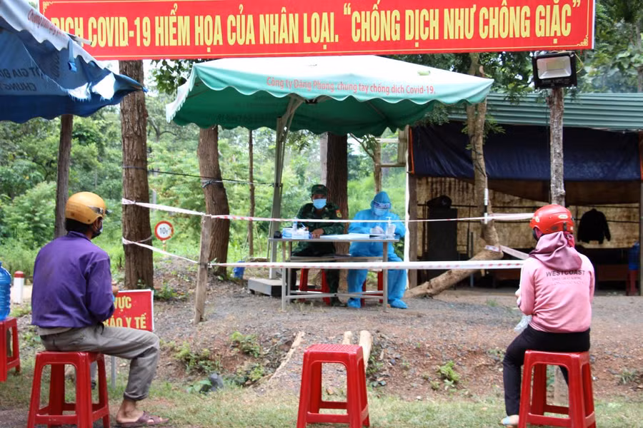 Người dân khai báo y tế tại Chốt kiểm soát phòng, chống dịch COVID-19 trên Quốc lộ 14C.