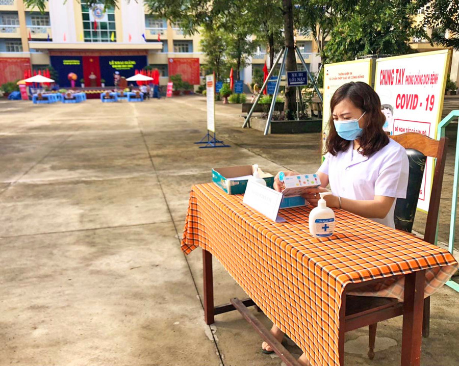 4- Trường THPT chuyên Hùng Vương bố trí khu vực đo thân nhiệt, rửa tay sát khuẩn để đảm bảo an toàn phòng dịch Covid-19 tại buổi tổng duyệt. Ảnh: Hồ Anh Tiến.