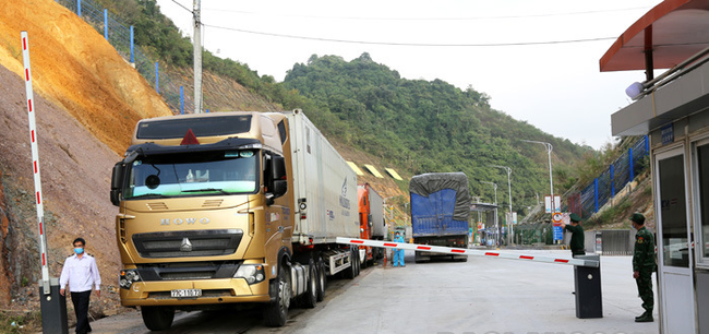 Lực lượng chức năng ở cửa khẩu Tân Thanh (Lạng Sơn) kiểm soát xe chở hàng hóa qua cửa khẩu xuất khẩu sang Trung Quốc. Ảnh: Báo Lạng Sơn.