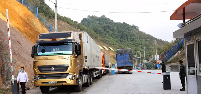 Lực lượng chức năng ở cửa khẩu Tân Thanh (Lạng Sơn) kiểm soát xe chở hàng hóa qua cửa khẩu xuất khẩu sang Trung Quốc. Ảnh: Báo Lạng Sơn.