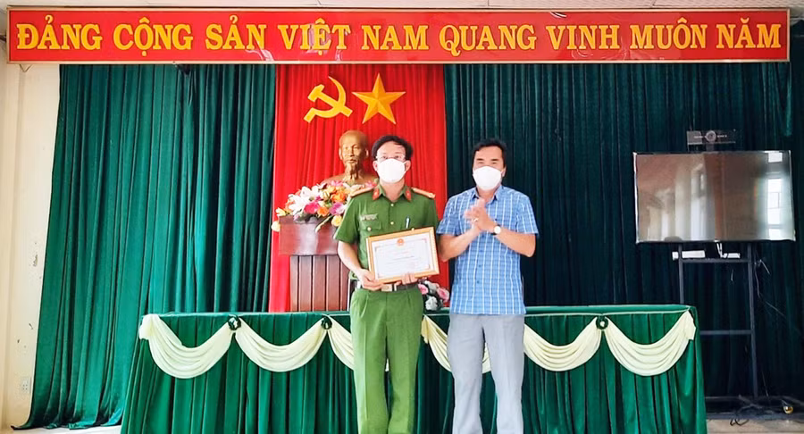  Ông Nguyễn Hữu Sung- Phó Chủ tịch UBND thành phố tặng giấy khen cho tập thể Công an xã Diên Phú. Ảnh: Hồng Thương