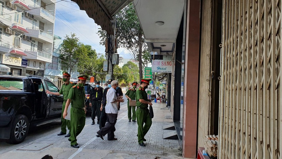 Cơ quan công an đưa ông Lê Văn Dẽ về nhà riêng ở đường Hoàng Diệu. Ảnh: Hoàng Anh 