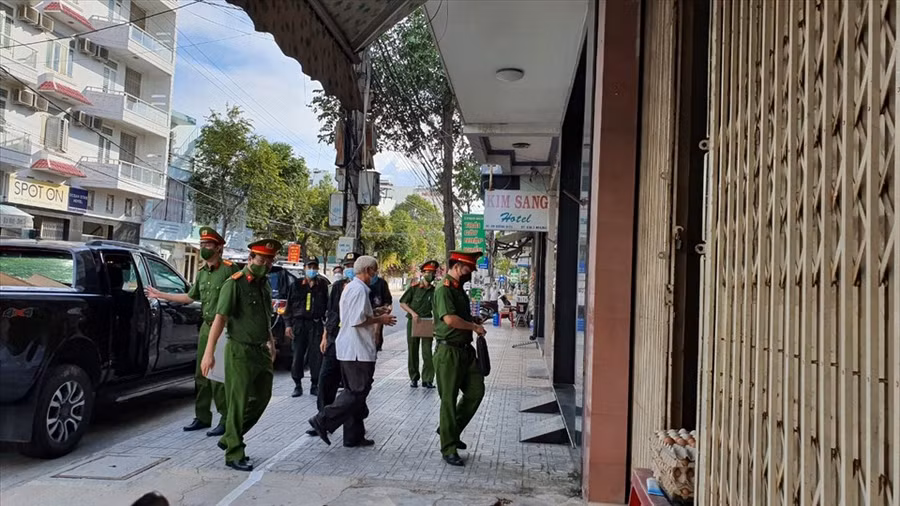 Cơ quan công an đưa ông Lê Văn Dẽ về nhà riêng ở đường Hoàng Diệu. Ảnh: Hoàng Anh 