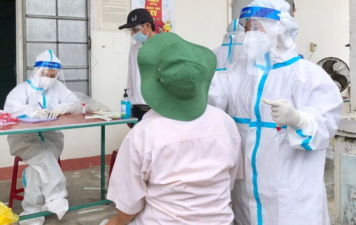 Xét nghiệm cho người dân xã Nghĩa An, nơi có ổ dịch Covid-19. Ảnh: T.Phương