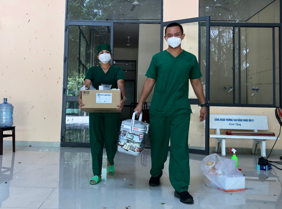 Chị Linh và Lâm trong một lần lên đường hỗ trợ người nước ngoài. Ảnh: Phạm Hữu