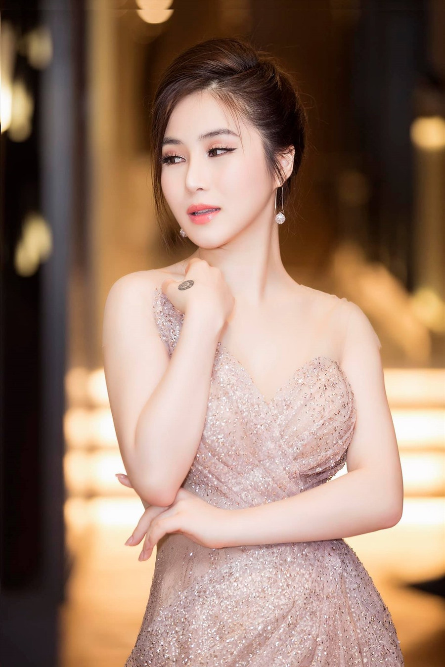 Ca sĩ Hương Tràm khiến khán giả tò mò trước quyết định đổi nghệ danh mới. Ảnh: NVCC