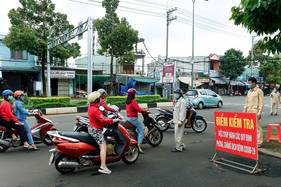 Lực lượng chức năng phường Thống Nhất, TP.Pleiku nhắc nhở các trường hợp tham gia giao thông với lý do không chính đáng (Đức Thụy)