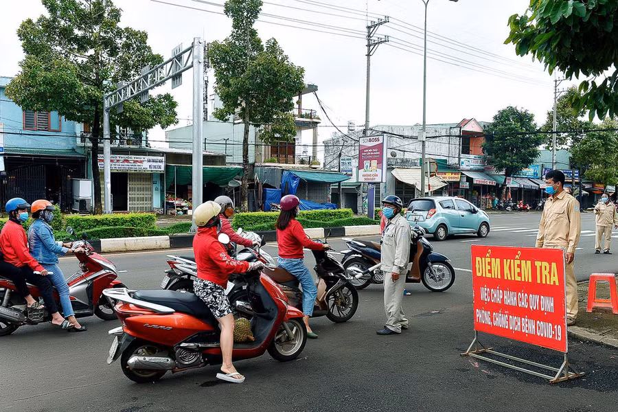 Lực lượng chức năng phường Thống Nhất, TP.Pleiku nhắc nhở các trường hợp tham gia giao thông với lý do không chính đáng (Đức Thụy)