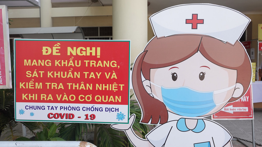  Nới lỏng giãn cách nhưng tỉnh Bình Định vẫn thực hiện các quy định phòng chống dịch Covid-19. Ảnh: Hoàng Trọng