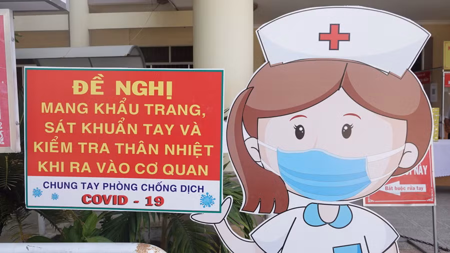  Nới lỏng giãn cách nhưng tỉnh Bình Định vẫn thực hiện các quy định phòng chống dịch Covid-19. Ảnh: Hoàng Trọng