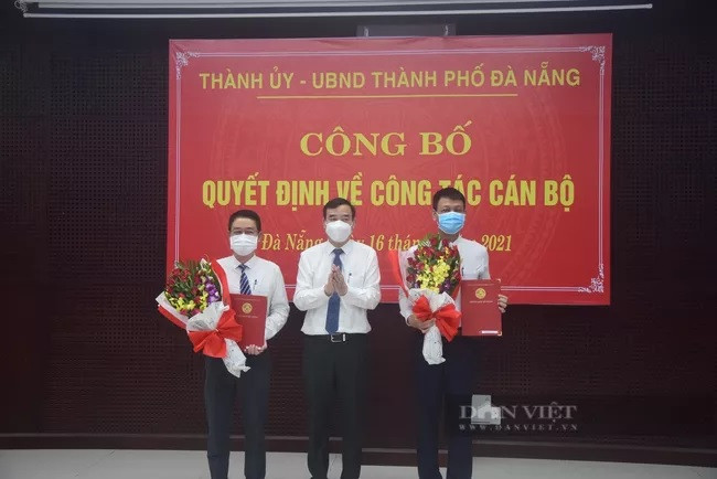 Ông Nguyễn Hà Bắc (bên trái) và ông Nguyễn Hả Nam (bên phải) nhận quyết định bổ nhiệm sáng 16/9. Ảnh: Đình Thiên