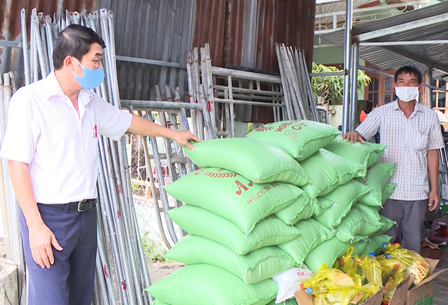 Thị trấn Phú Túc chuẩn bị gạo và nhu yếu phẩm hỗ trợ người dân trong thời gian thực hiện giãn cách xã hội. Ảnh: Nam Trung Thị trấn Phú Túc chuẩn bị gạo và nhu yếu phẩm hỗ trợ người dân trong thời gian thực hiện giãn cách xã hội. Ảnh: Nam Trung