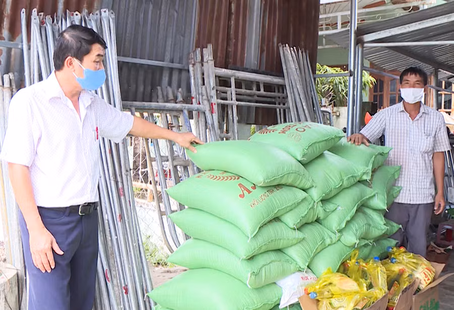 Thị trấn Phú Túc chuẩn bị gạo và nhu yếu phẩm hỗ trợ người dân trong thời gian thực hiện giãn cách xã hội. Ảnh: Nam Trung