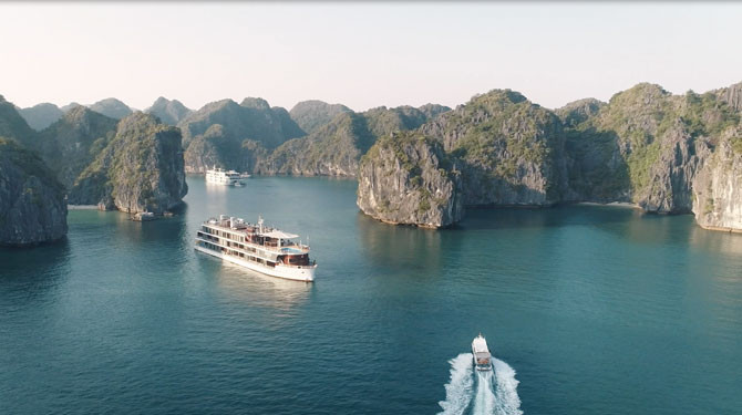 Quảng Ninh là điểm đến đầu tiên trên cả nước thí điểm cách ly 7 ngày với khách nhập cảnh. Trong ảnh: Du thuyền chở khách tham quan vịnh Hạ Long giai đoạn trước giãn cách .Ảnh: Bình An