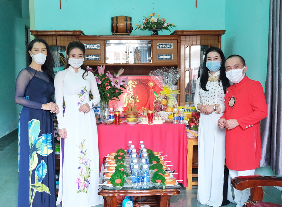 Các nghệ sĩ ở Gia Lai hướng về tổ nghiệp trong ngày giỗ Tổ. Ảnh: Hoàng Ngọc  Các nghệ sĩ tri ân Tổ nghề sân khấu. Ảnh: Hoàng Ngọc