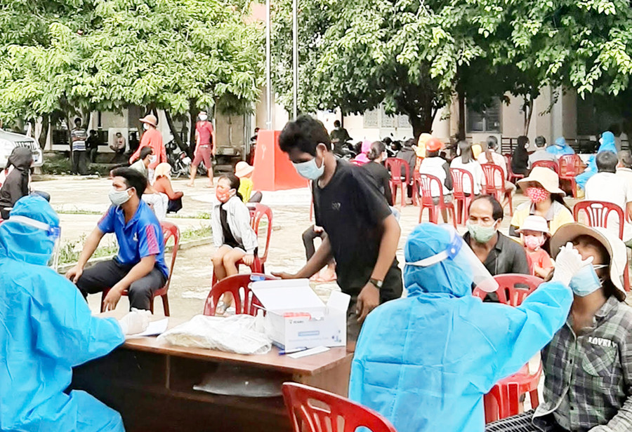 Lực lượng y tế lấy mẫu xét nghiệm cho người dân tại huyện Krông Pa. Ảnh: Như Nguyện Lực lượng y tế lấy mẫu xét nghiệm cho người dân tại huyện Krông Pa. Ảnh: Như Nguyện