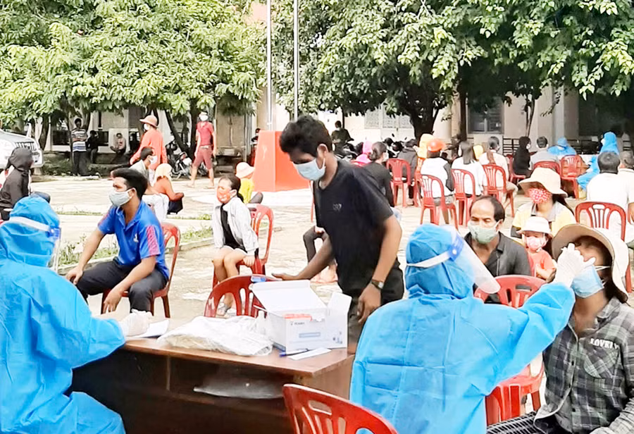  Lực lượng y tế lấy mẫu xét nghiệm cho người dân tại huyện Krông Pa. Ảnh: Như Nguyện