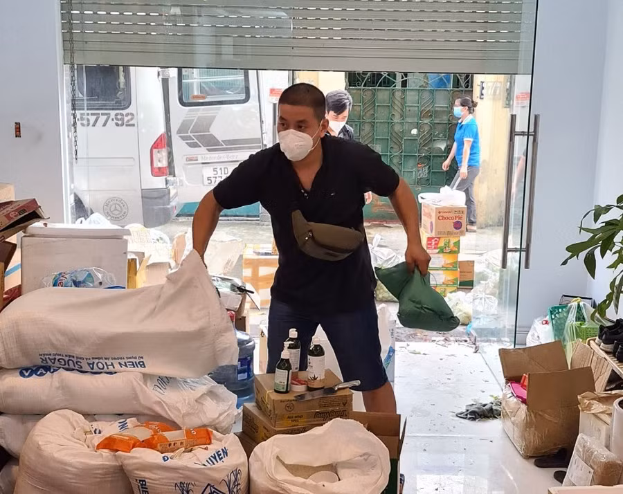 Nhiều nhà hảo tâm khắp nơi đóng góp cho bếp ăn thiện nguyện. Ảnh: NVCC