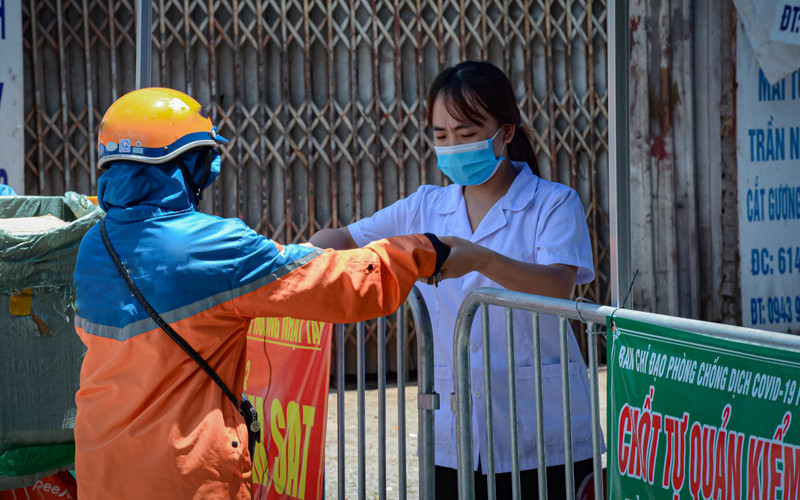 Mừng cho biết, những ngày này việc đi lại khó khăn hơn nên thời gian giao hàng bị kéo dài. 