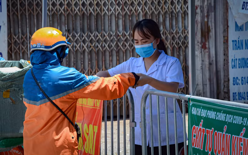 Mừng cho biết, những ngày này việc đi lại khó khăn hơn nên thời gian giao hàng bị kéo dài. 