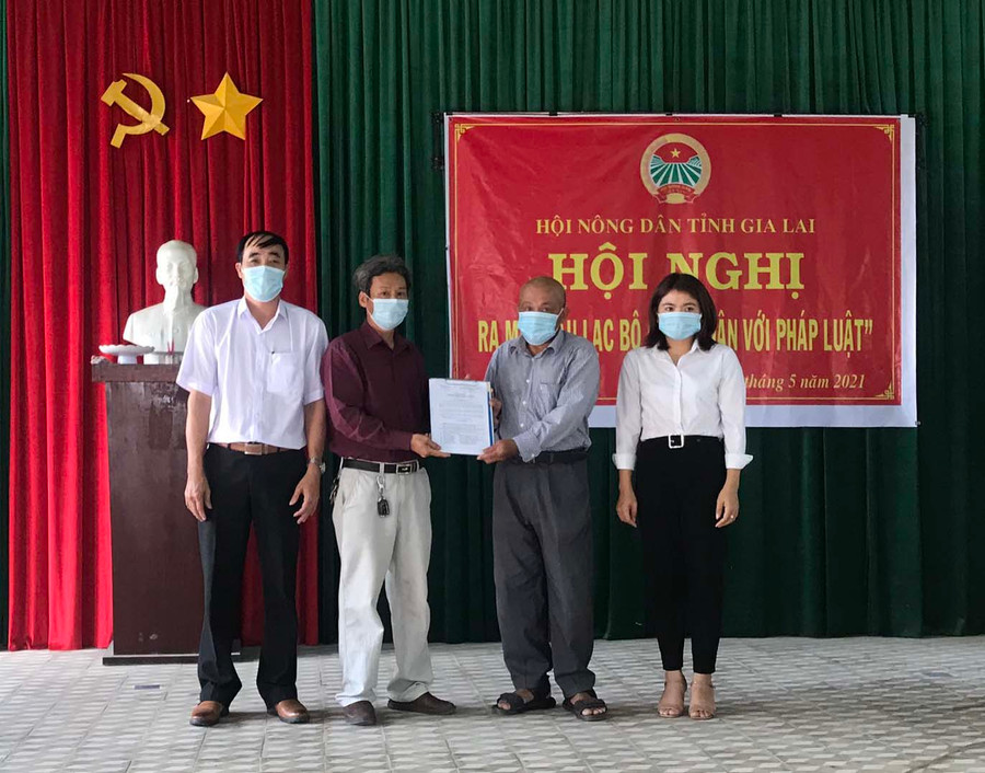 Đại diện lãnh đạo UBND xã Ia Hiao trao quyết định thành lập Ban Chủ nhiệm cho thành viên Câu lạc bộ Nông dân với pháp luật. Ảnh: Vũ Chi