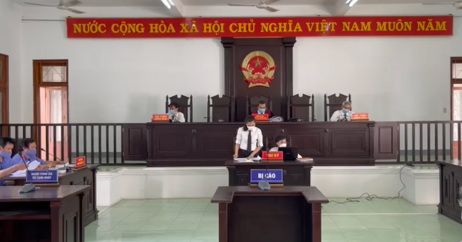 Phiên tòa xét xử sơ thẩm vụ lộ đề thi công chức năm 2017-2018 tỉnh Phú Yên. Ảnh: Đức Huy