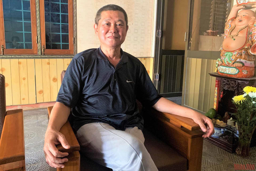 Ông Đàn Năng Long nói về việc đưa đàn voi về rừng chăn thả. 