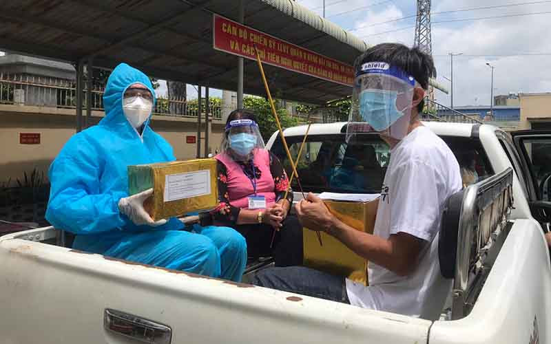 Phóng viên Báo Nhân Dân đưa cốt người mất về nhà tại phường 1, quận 6, TP Hồ Chí Minh.