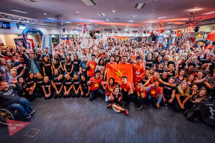 Giang (đầu cùng, giữa) cùng Hội sinh viên trường tổ chức sự kiện chào mừng Tân sinh viên thu hút hàng nghìn sinh viên tham gia - Ảnh: NVCC