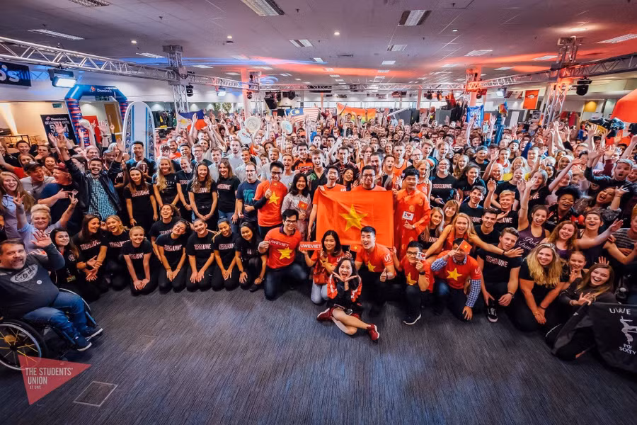 Giang (đầu cùng, giữa) cùng Hội sinh viên trường tổ chức sự kiện chào mừng Tân sinh viên thu hút hàng nghìn sinh viên tham gia - Ảnh: NVCC Giang (đầu cùng, giữa) cùng Hội sinh viên trường tổ chức sự kiện chào mừng Tân sinh viên thu hút hàng nghìn sinh viên tham gia - Ảnh: NVCC