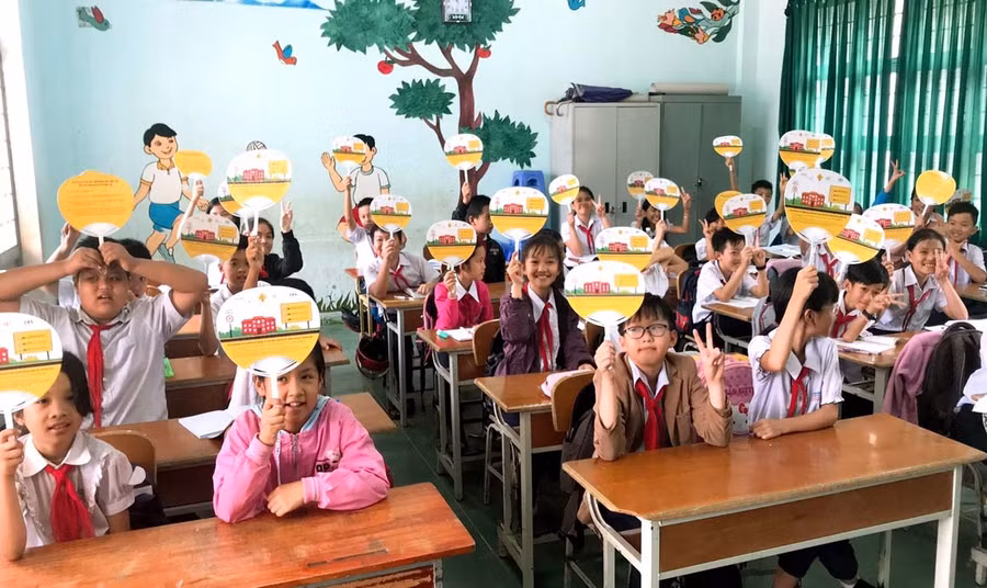 Học sinh Trường Tiểu học Lê Quý Đôn (TP. Pleiku) tham gia hoạt động ngoại khóa tìm hiểu kiến thức về ATGT (ảnh chụp năm 2020). Ảnh: Lê Hòa