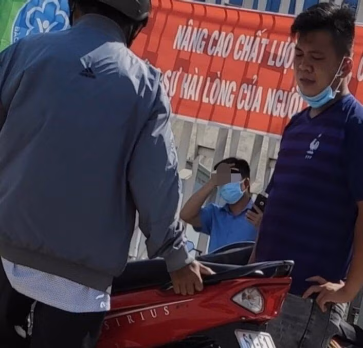 Bị can Lê Văn Thắng (bìa phải) móc nối để trục lợi từ tiêm vaccine.