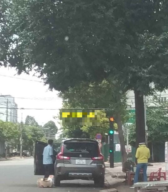 Sau một lúc nói chuyện tại chốt kiểm soát dịch Covid-19, cán bộ này lên xe đi tiếp. Ảnh: Mạng xã hội