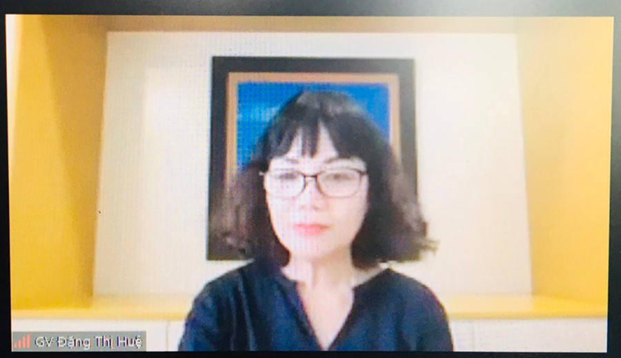 Giảng viên Đặng Thị Huệ truyền đạt cho học viên qua hình thức trực tuyến. Ảnh: Đức Phương