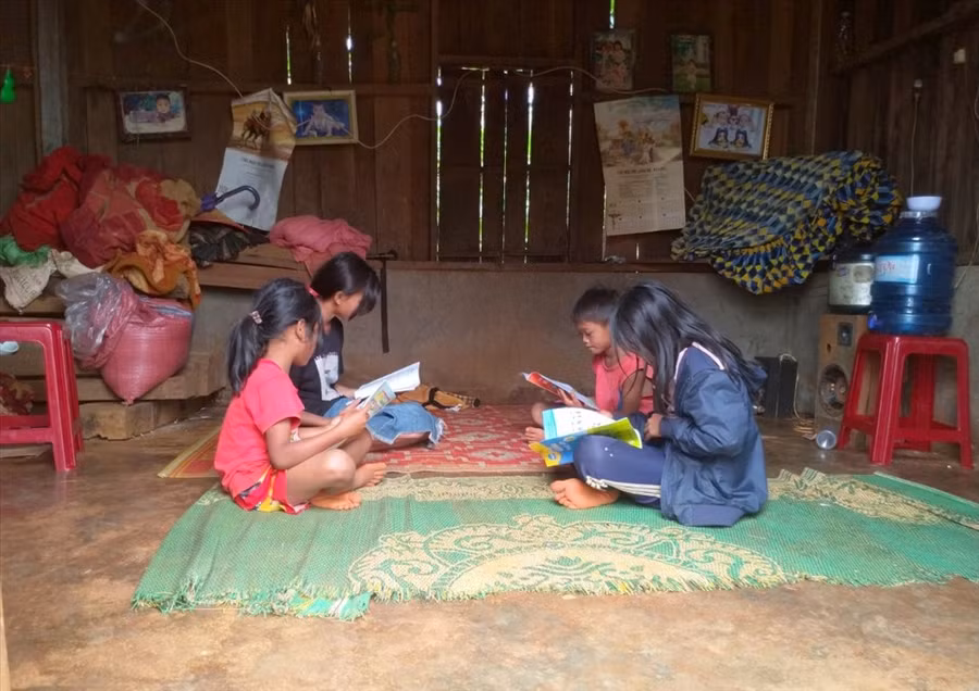 Con cái ông Y Wi không có điện thoại, ti vi để học online. Ảnh: Phan Tuấn