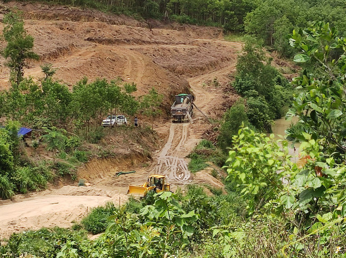 Các đối tượng đưa máy móc vào khai thác cát giữa ban ngày