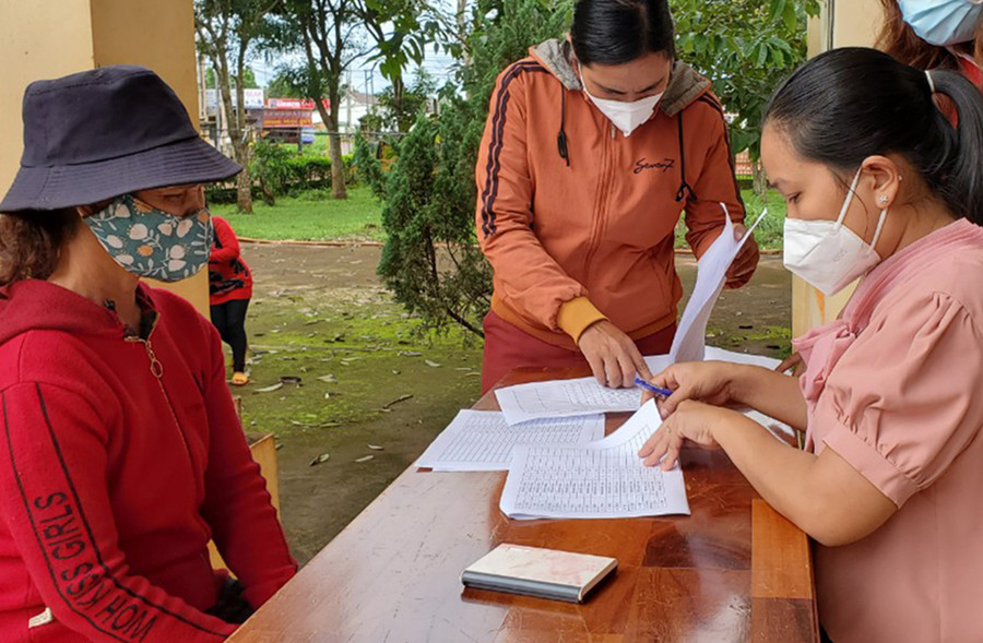 Người dân xã Glar (huyện Đak Đoa) làm thủ tục nhận gạo hỗ trợ của Nhà nước. Ảnh: Sơn Ca Người dân xã Glar, Đak Đoa đang làm thủ tục nhận gạo hỗ trợ của Nhà nước. Ảnh: Sơn Ca
