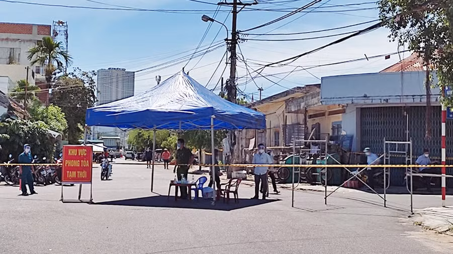 Đường vào P.Hải Cảng đã được phong tỏa. Ảnh: BẢO THOA
