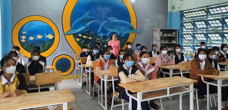 Cô và trò Trường Phổ thông dân tộc nội trú Đăk Tô, huyện Đăk Tô (Kon Tum) dự lễ khai giảng năm học 2021 - 2022 qua truyền hình. (Ảnh: Phúc Thắng) 