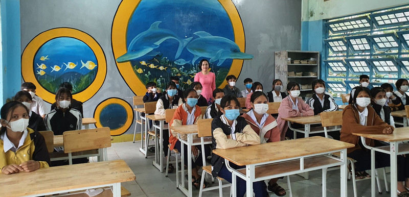 Cô và trò Trường Phổ thông dân tộc nội trú Đăk Tô, huyện Đăk Tô (Kon Tum) dự lễ khai giảng năm học 2021 - 2022 qua truyền hình. (Ảnh: Phúc Thắng) 