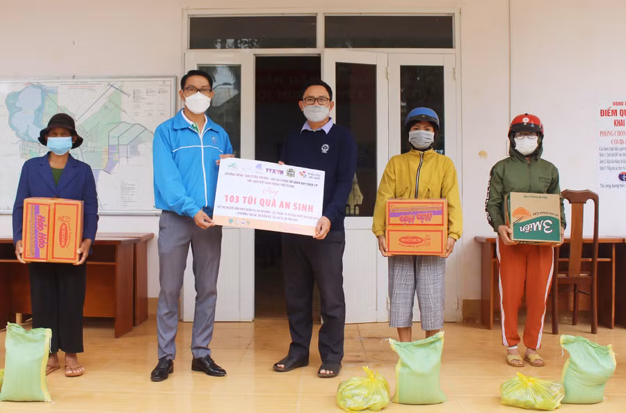  Anh Nguyễn Chí Cẩn (thứ 2 từ trái qua)-Phó Chủ tịch Thường trực Hội LHTN Việt Nam tỉnh tặng túi an sinh cho người dân xã Biển Hồ (TP. Pleiku). Ảnh: Phan Lài