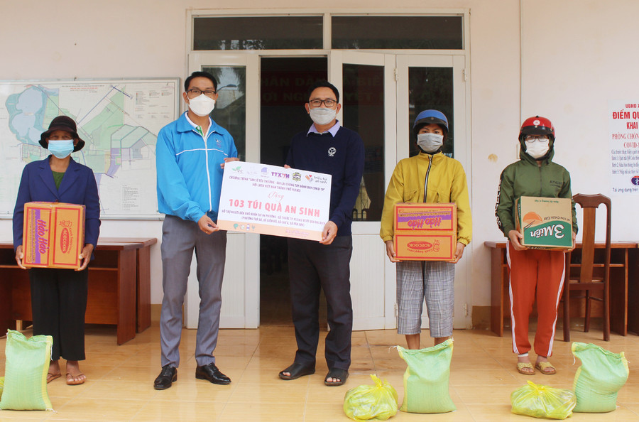  Anh Nguyễn Chí Cẩn (thứ 2 từ trái qua)-Phó Chủ tịch Thường trực Hội LHTN Việt Nam tỉnh tặng túi an sinh cho người dân xã Biển Hồ (TP. Pleiku). Ảnh: Phan Lài