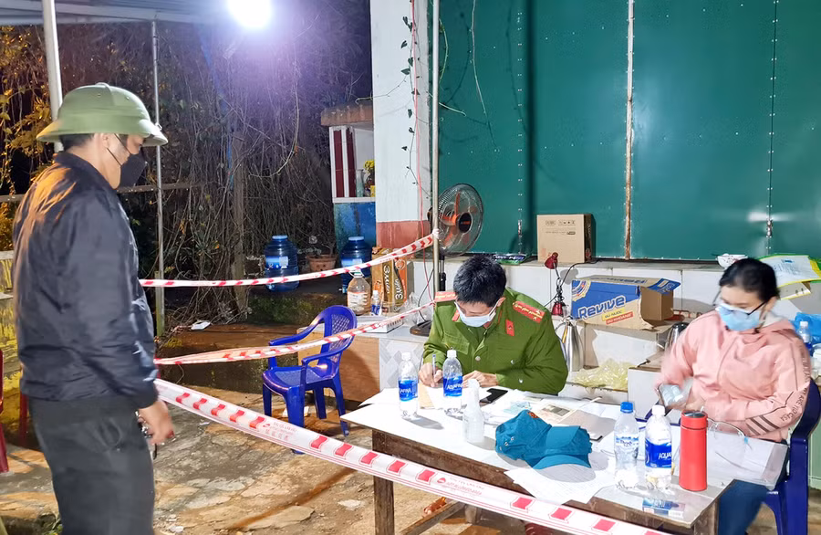  Lực lượng tại chốt Kiểm soát phòng-chống dịch Covid-19 số 4 của TP. Pleiku làm việc với ông Băng, chị Liệu. Ảnh: Lê Hòa